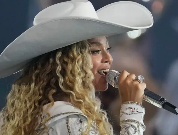 Beyoncé performs halftime show at NFL Christmas game