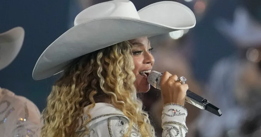 Beyoncé performs halftime show at NFL Christmas game