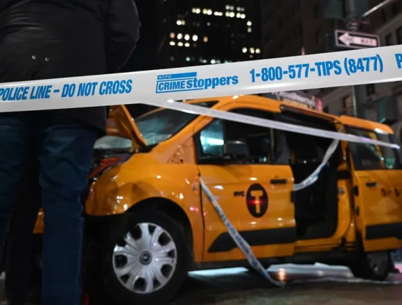 Taxi veers onto Manhattan sidewalk near Macy’s, injuring 6 people