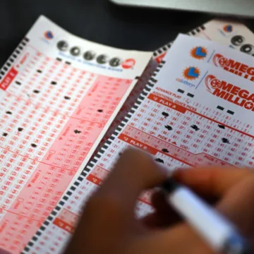 Mega Millions jackpot hits $1 billion ahead of Christmas Eve drawing