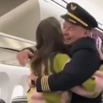 United pilot warmly embraces his bone marrow donor after learning she was a passenger on his flight