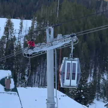 174 people rescued by rope after being stuck on Colorado ski lift gondolas for hours