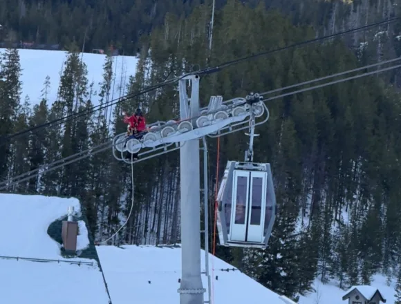 174 people rescued by rope after being stuck on Colorado ski lift gondolas for hours