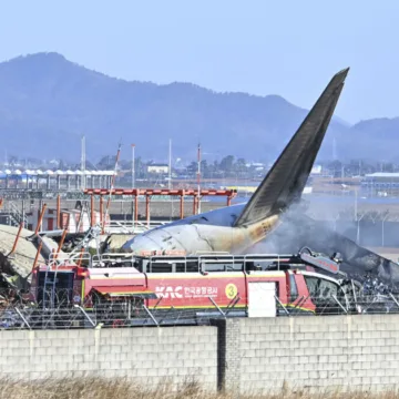 241228-sk-plane-crash-cc-0919p-287b46.jpg At least 28 dead after plane carrying 181 crashes at South Korean airport