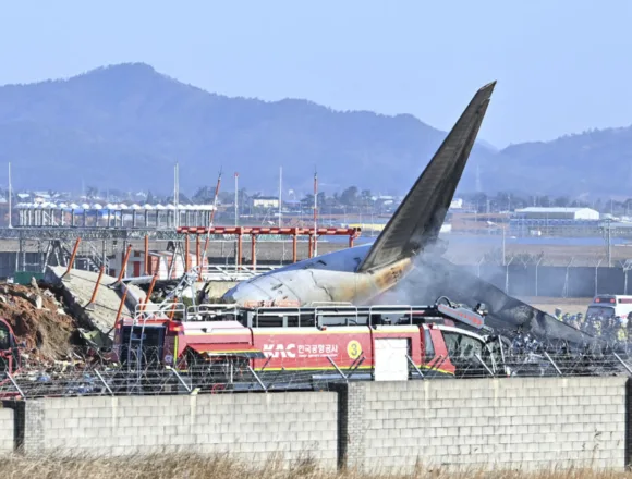 At least 28 dead after plane carrying 181 crashes at South Korean airport