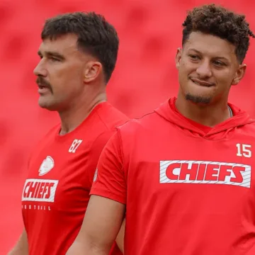 241230-jason-kelce-patrick-mahomes-mn-1930-6d2889.jpg Star athletes’ social media bling may attract cross-border burglary crews