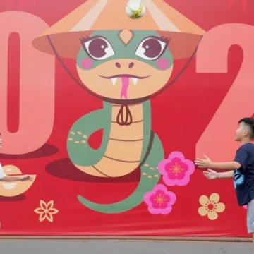 NewYearsEveVietnam74369-71370-4290f6.jpg World waves goodbye to tumultuous 12 months