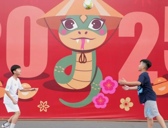 World waves goodbye to tumultuous 12 months