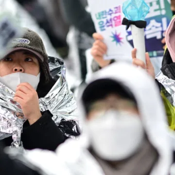 2191895673-68b0db.jpg South Korean protesters brave cold and snow to demand Yoon’s ouster as detention deadline looms
