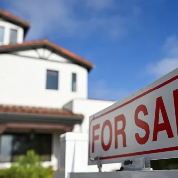 250102-house-for-sale-wc-1301-9271ae.jpg Mortgage demand dives nearly 22% to end 2024