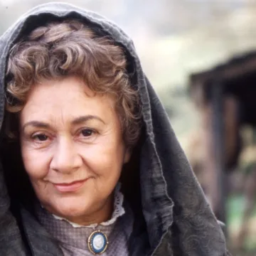 Joan Plowright, Tony-winning actor and widow of Laurence Olivier, dies at 95