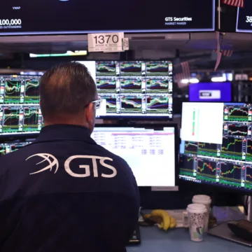 S&P 500 closes at a new record, Dow jumps 400 points as Trump pushes for low rates, oil