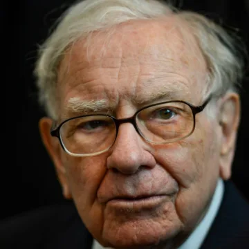 Warren Buffett amasses more cash and sells more stock, but doesn’t explain why in annual letter