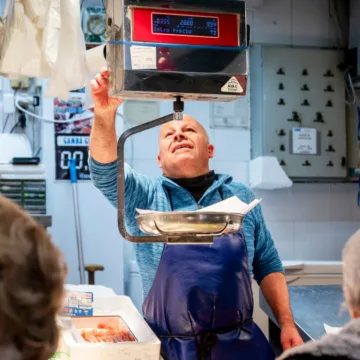 Spanish ministers agree to cut legal working week to 37.5 hours