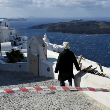 Evacuation of Greece’s Santorini island continues as tremors persist