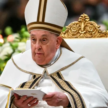 Pope Francis ‘in good spirit’ but doctors give no update on his condition