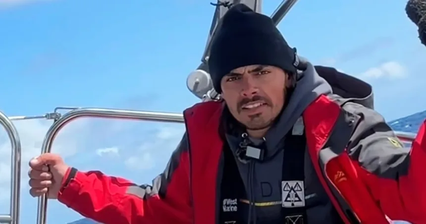 Sailing from Oregon to Hawaii after quitting his job turns a man with a cat into social media star