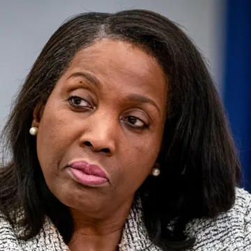 Supreme Court allows the Fed’s Lisa Cook to stay in office for now as Trump pushes to fire her