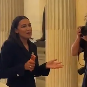 AOC gives Capitol tour to students during shutdown