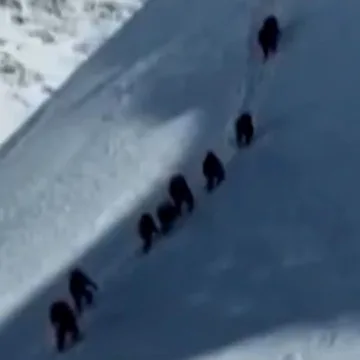 Blizzard traps hundreds of hikers on Mount Everest