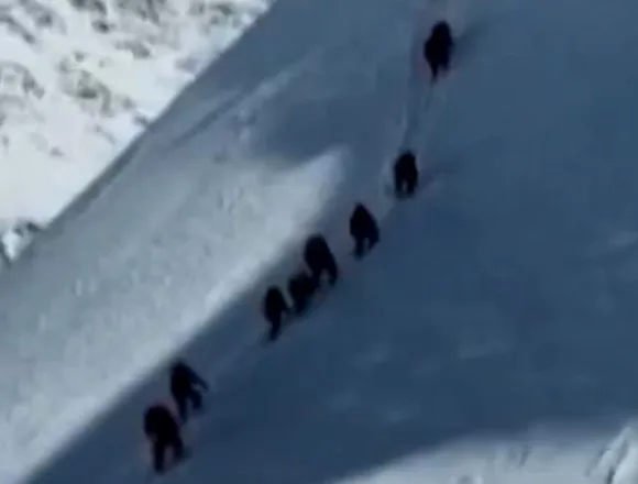 Blizzard traps hundreds of hikers on Mount Everest