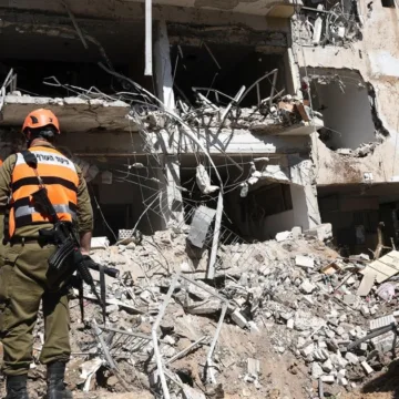 Iran Fires New Wave of Missiles Amid Trump’s Peace Talks Claims