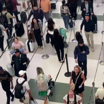 Trump says he will sign order to pay TSA workers following weeks of long lines