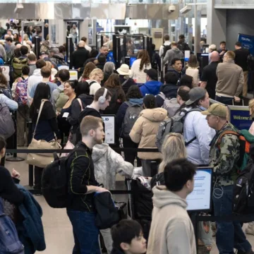 TSA Officers to Receive Backpay As Airport Bottleneck Persists