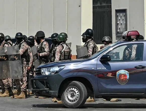 2263684152-hwhvid.jpg Protesters storm and batter U.S. consulate in Pakistan