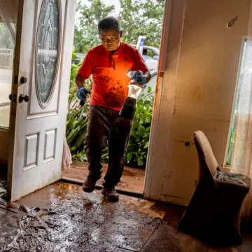 Flood risk continues in Hawaii as North Shore residents return to destroyed homes