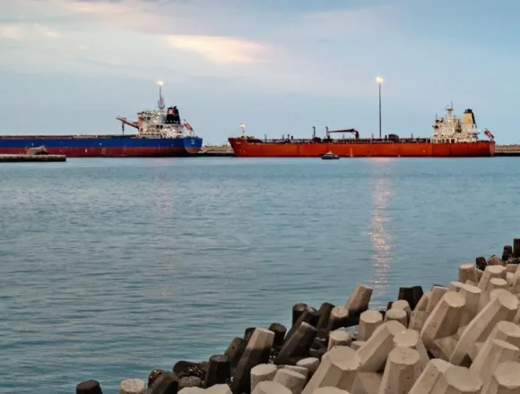 260326-tankers-rs-0f5127.jpg Stocks fall, oil prices rise amid doubts over U.S.-Iran talks