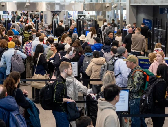 260328-airport-ch-1229-01f4a2.jpg Travelers frustrated with Washington as shutdown drags on: ‘I blame them all’