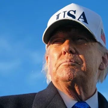 Trump signs an executive order to create federal voter lists