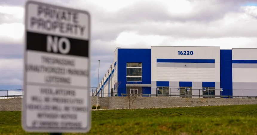 260331-ice-warehoue-gk-25f508.jpg DHS pauses plans to buy warehouses for immigrant detention