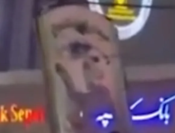 f_vert_brk_ayatollah_monument_260301.00_00_01_28.Still002-ahn1h4.jpg Crowd topples Ayatollah monument in southern Iran