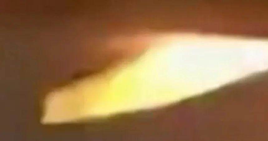 plane_fire_2-46mk98.jpg A Delta flight is forced to make an emergency landing