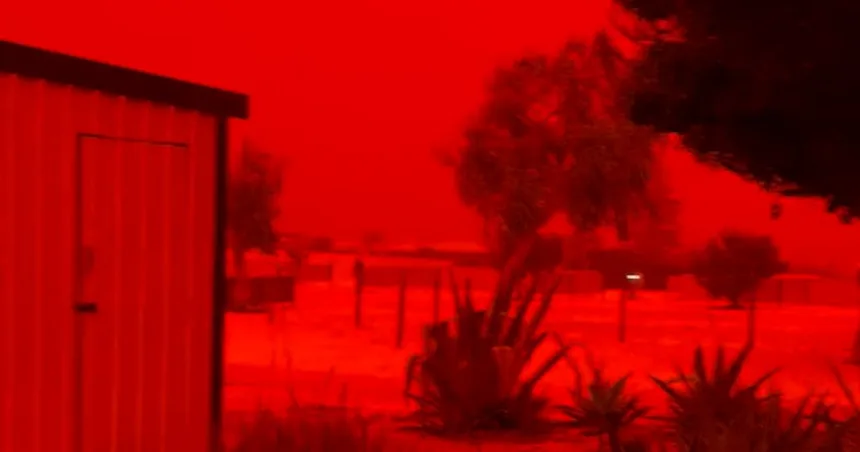 red_sky_thumb-52bh1h.jpg Sky turns bright red in Western Australia ahead of Tropical Cyclone Narelle
