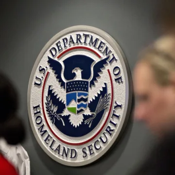 Trump says he’ll sign order to pay all DHS workers as shutdown drags on