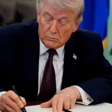 Trump signs memo directing DHS to pay all employees during shutdown