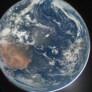 260403-artemis-ii-earth-ew-320p-ae5928.jpg For Artemis II astronauts, pull of moon’s gravity is now stronger than Earth’s