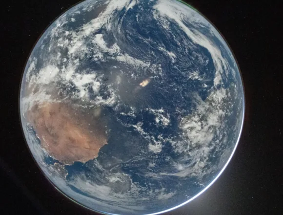 260403-artemis-ii-earth-ew-320p-ae5928.jpg For Artemis II astronauts, pull of moon’s gravity is now stronger than Earth’s