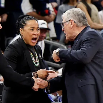 Geno Auriemma apologizes for dustup with Dawn Staley after Final Four loss to South Carolina