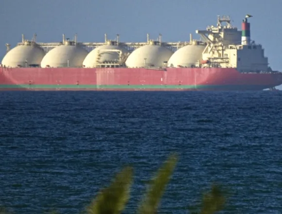 260409-Strait-of-Hormuz-2-rs-1ae3de.jpg Strait of Hormuz traffic slow despite ceasefire and design flaw raises re-entry risk for Artemis II: Morning Rundown