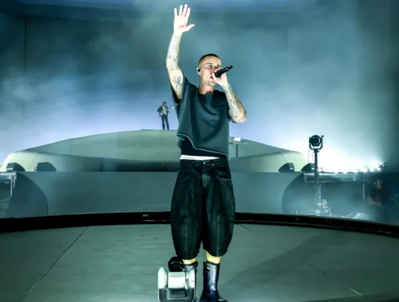 260413-justin-bieber-coachella-ew-1124a-5c1775.jpg YouTube clips and a bare stage: How Justin Bieber captivated Coachella —and the internet