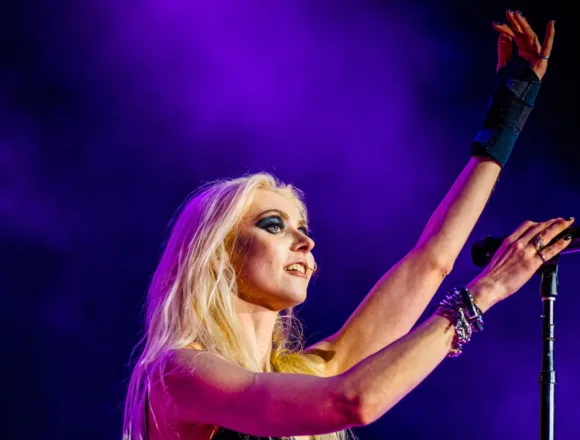 260416-Taylor-Momsen-ch-1105-9caa35.jpg Taylor Momsen hospitalized with spider bite, posts photo of bite spreading up her leg