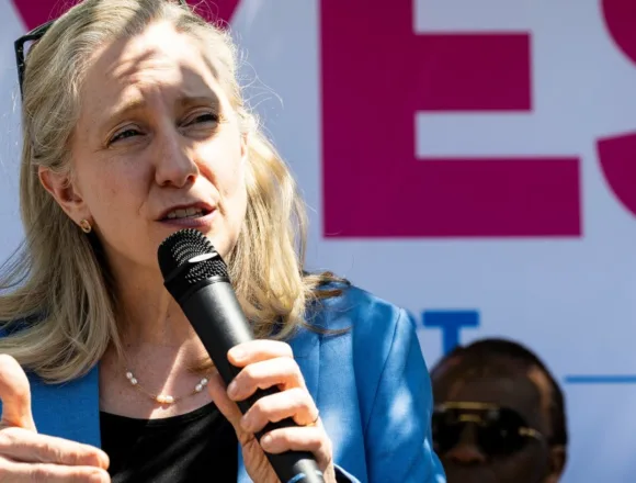 Virginia voters approve Democrats’ redistricting plan, giving the party a midterm election boost