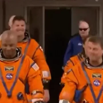 Artemis II crew greets crowds before heading to launch