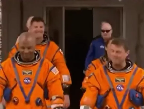 Artemis II crew greets crowds before heading to launch