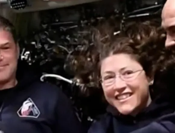 Artemis_Interview_Thumb_Vert-wfqk6u.jpg Artemis II crew speaks with NBC News from Orion capsule