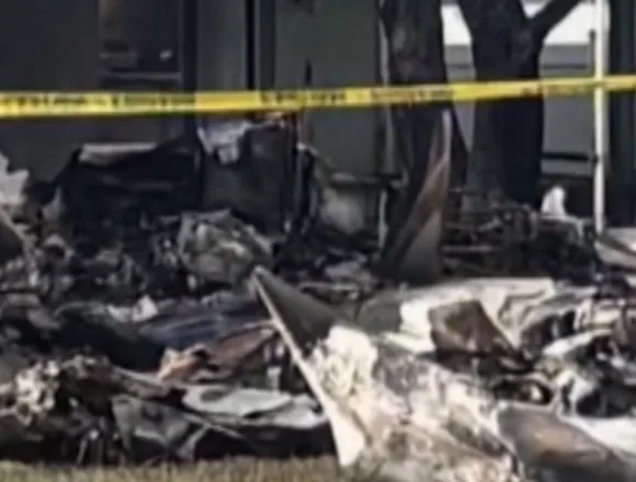 1 dead after small plane crashes into Florida yard